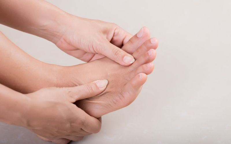 Cảm giác tê bì chân tay là dấu hiệu của bệnh tiểu đường một cách rõ rệt&nbsp;