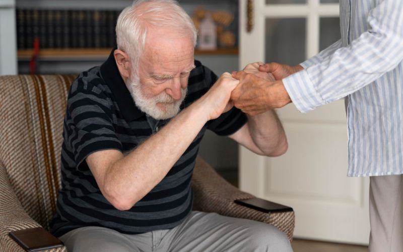 Người cao tuổi và có bệnh lý dễ bị đau nhức xương khớp hơn người bình thường