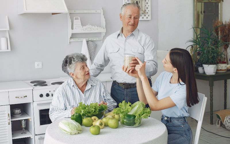 Lọc máu cho người cao tuổi bằng thực phẩm và phương pháp truyền thống
