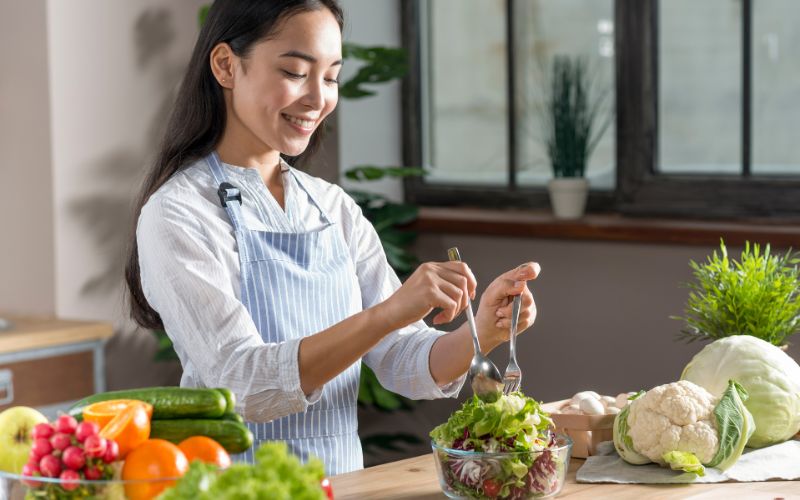 Một chế độ ăn uống khoa học đóng vai trò quan trọng trong việc hỗ trợ mất ngủ tiền mãn kinh