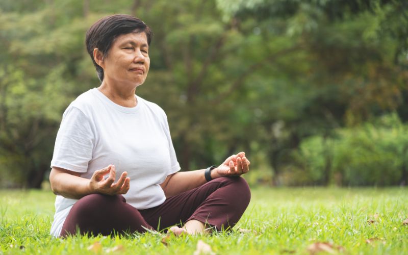 Thiền và yoga là những phương pháp tự nhiên rất hữu ích trong việc cải thiện mất ngủ tiền mãn kinh