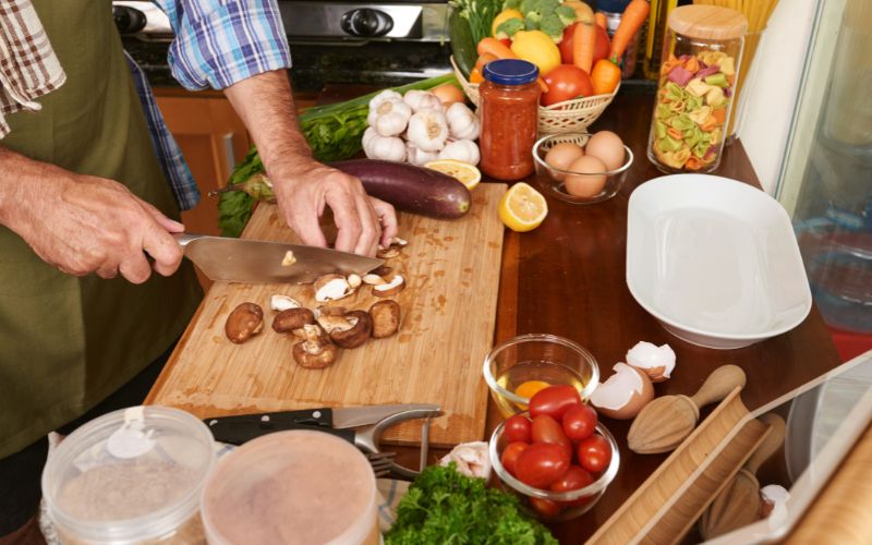 Chia nhỏ bữa ăn và thực đơn cho người bệnh gout