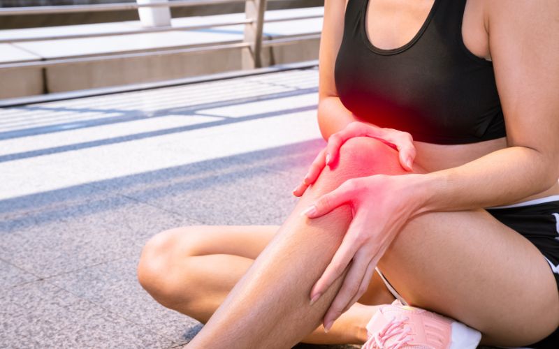 Sự sưng tấy tại khớp gối thường là dấu hiệu của sự tích tụ dịch trong khớp hoặc do tình trạng viêm